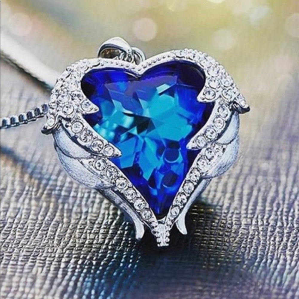 Heart pendant necklace